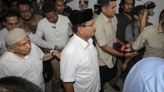 Calon Presiden nomor urut 02 Prabowo Subianto tiba untuk menjenguk Eggi Sudjana dan Lieus Sungkharisma di Polda Metro Jaya, Jakarta, Senin (20/5). [ANTARA FOTO/Dhemas Reviyanto]