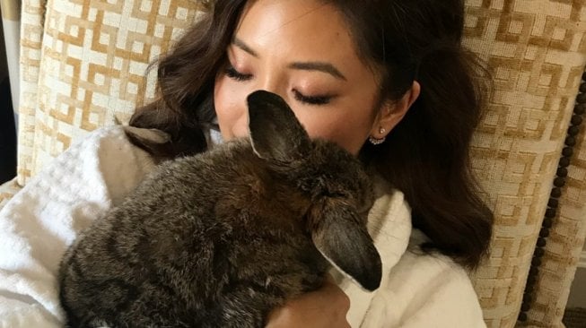 Constance Wu bersama kelinci kesayangan. (Instagram/@constancewu) 