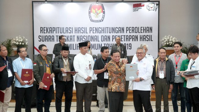 Rapat pleno penetapan hasil rekapitulasi suara Pemilu 2019 di kantor KPU, Jakarta, Selasa (21/5) dini hari WIB.[Suara.com/Oke Atmaja]
