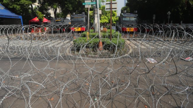 Pengamanan kawat berduri melintang sepanjang jalan Imam Bonjol di depan Gedung KPU Pusat, Jakarta, Selasa (21/5). [Suara.com/Muhaimin A Untung]