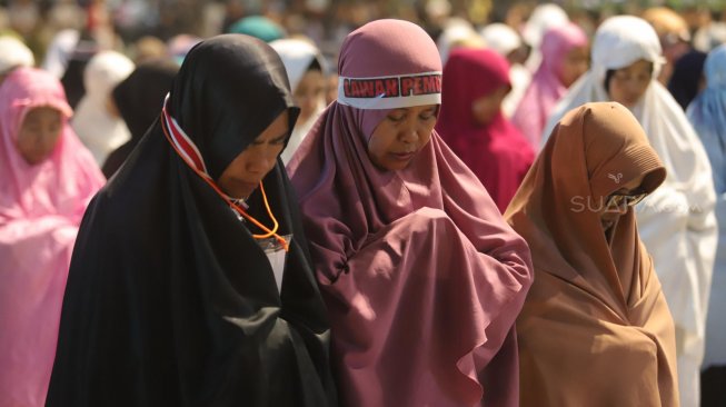 Massa Gerakan Nasional Kedaulatan Rakyat menunaikan shalat Tarawih di sela aksi unjuk rasa di depan Kantor Bawaslu Jakarta, Selasa (21/5). [Suara.com/Muhaimin A Untung]