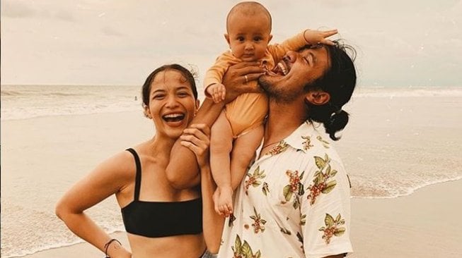 Chicco Jerikho bersama Putri Marino dan anaknya, Suri. [Instagram Putri Marino]