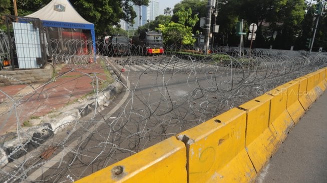 Pengamanan kawat berduri melintang sepanjang jalan Imam Bonjol di depan Gedung KPU Pusat, Jakarta, Selasa (21/5). [Suara.com/Muhaimin A Untung]