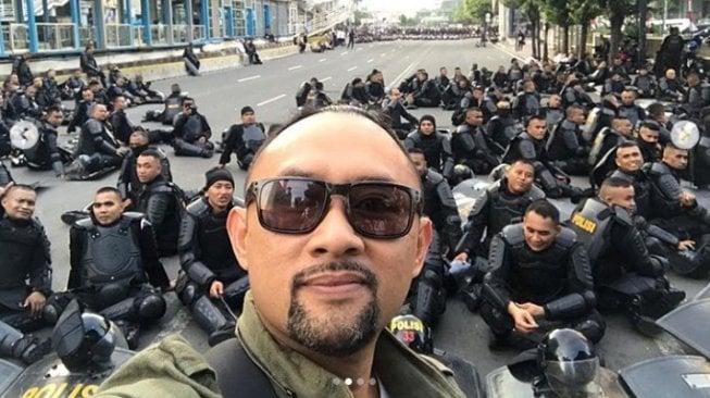 Ronal Surapraja hadir dalam aksi demo di Bawaslu. [Instagram]