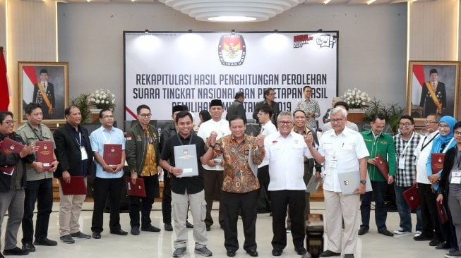 Rapat pleno penetapan hasil rekapitulasi suara Pemilu 2019 di kantor KPU, Jakarta, Selasa (21/5) dini hari WIB.[Suara.com/Oke Atmaja]
