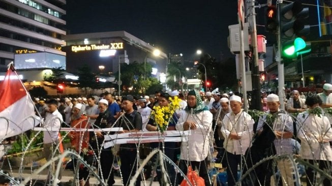 Demo di Depan Bawaslu, Massa Aksi Gelar Salat Tarawih di Tengah Jalan