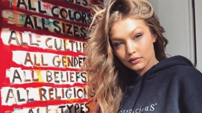 Gigi Hadid Jadi Karakter Laki-laki di Kampanye Burberry