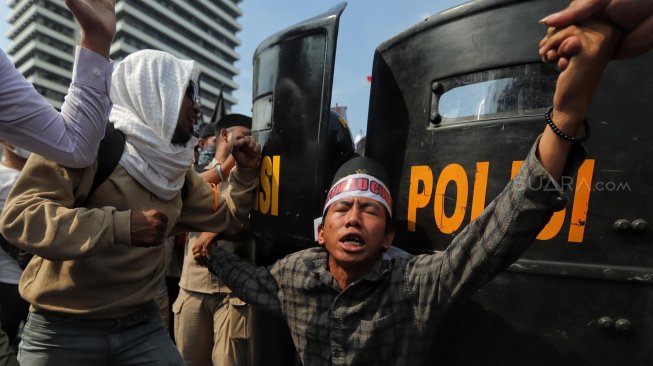 Sejumlah massa yang tergabung dari PA 212 dan sejumlah elemen aksi di depan gedung Bawaslu, Selasa (21/5). [Suara.com/Muhaimin A Untung]