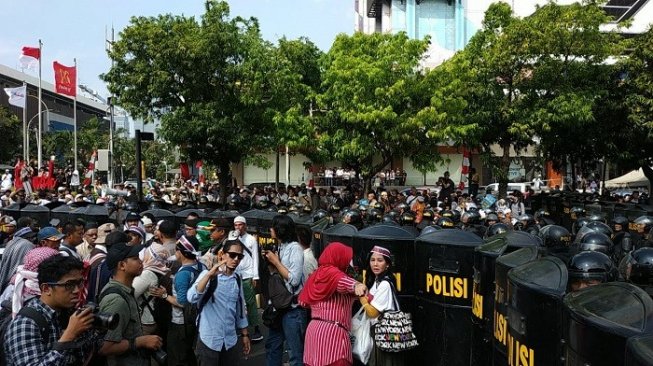 Massa Gerakan Anak Bangsa saat unjuk rasa di Bawaslu RI. (Suara.com/Fakhri)