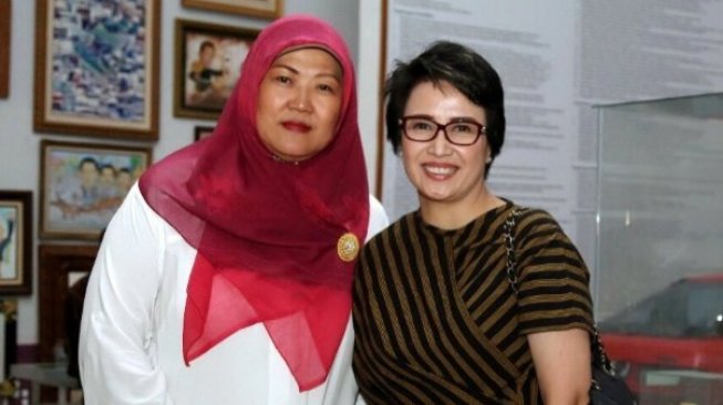 Legenda bulutangkis Indonesia, Yuni Kartika (kanan) dan Verawati Fajrin. [Twitter@YuniKartika73]