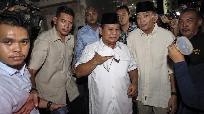 Calon Presiden nomor urut 02 Prabowo Subianto tiba untuk menjenguk Eggi Sudjana dan Lieus Sungkharisma di Polda Metro Jaya, Jakarta, Senin (20/5). [ANTARA FOTO/Dhemas Reviyanto]