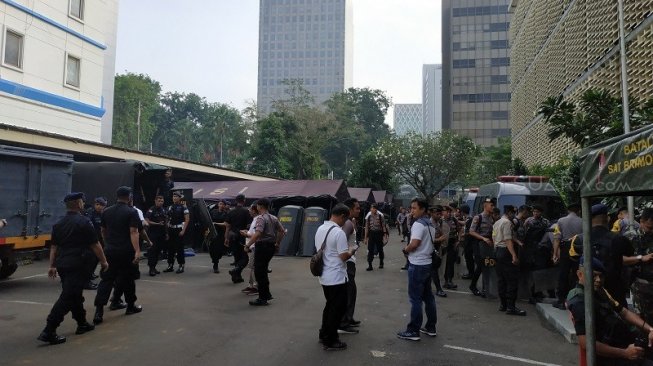 Usai Pengumuman Jokowi Menang, Polisi Bersenjata Jaga Bawaslu