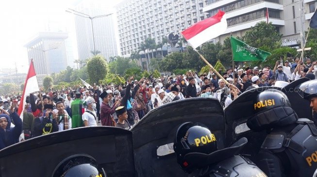 Pendemo aksi 22 Mei di depan kantor Bawaslu RI. (Suara.com/Novian).