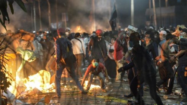 Sejumlah massa Aksi 22 Mei terlibat kericuhan di depan gedung Bawaslu, Jakarta, Rabu (22/5/209). Aksi unjuk rasa itu dilakukan menyikapi putusan hasil rekapitulasi nasional Pemilu serentak 2019. ANTARA FOTO/Nova Wahyudi/wsj.