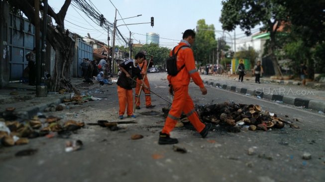 Asrama Brimob Petamburan dibakar. (Suara.com/Yasir)