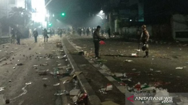 Demo Bawaslu Ricuh, Kawat Berduri Jebol, Wartawan Tunggang Langgang