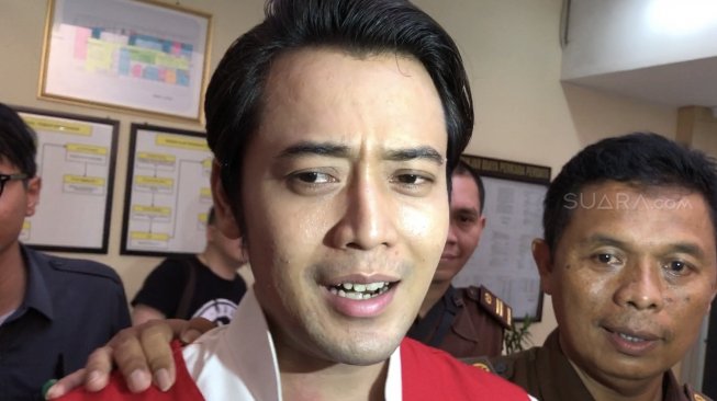 Kriss Hatta Prihatin Hilda Vitria Nangis di Ruang Sidang