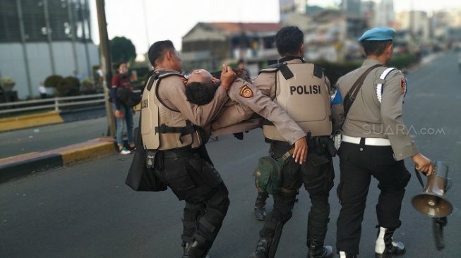 Lemparan Batu Aksi 22 Mei di Slipi Belum Reda, Satu Polisi Jatuh Pingsan