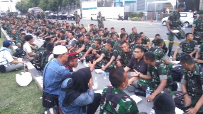 Dikasih TNI Makanan buat Buka Puasa, Massa Aksi 22 Mei Senang Banget