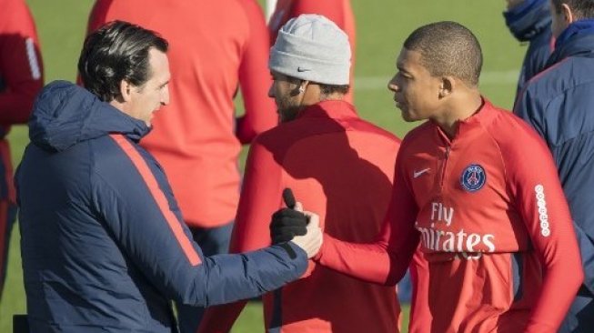 Unai Emery saat masih melatih Paris Saint Germain (kiri) berjabat dengan Kylian Mbappe saat melakukan latihan. BERTRAND GUAY / AFP