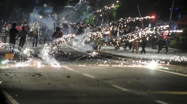 Massa melakukan perlawanan ke arah petugas di depan kantor Bawaslu di kawasan Thamrin, Jakarta, Selasa (21/5). [ANTARA FOTO/Muhammad Adimaja]