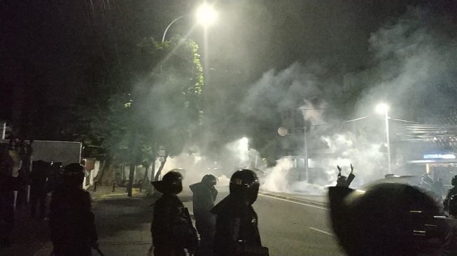 Pendemo Lempar Bom Molotov, Api Semakin Berkobar, Banyak Letusan Tembakan