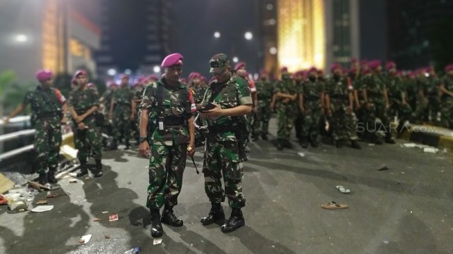 Polisi Terus Berusaha Pukul Mundur Demonstran di Slipi