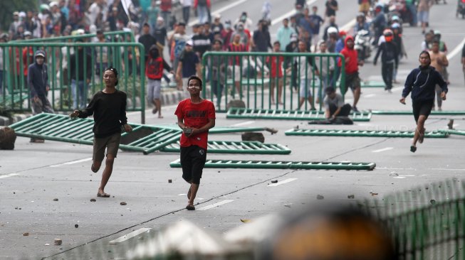 Bentrok antara massa dan pihak kepolisian di sepanjang Jalan KS Tubun hingga Jati Baru, Petamburan, Jakarta, Rabu (22/5). [Suara.com/Arief Hermawan P]