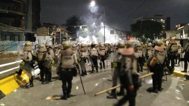 Ricuh Lagi! Pendemo 22 Mei Tembak Petasan ke Gedung Bawaslu