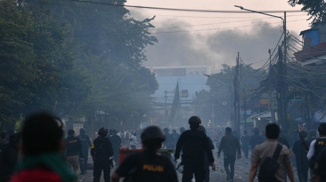 Bentrok antara polisi dan massa aksi di Jalan KS Tubun, Jakarta, Rabu (22/5). [ANTARA FOTO/Sigid Kurniawan]