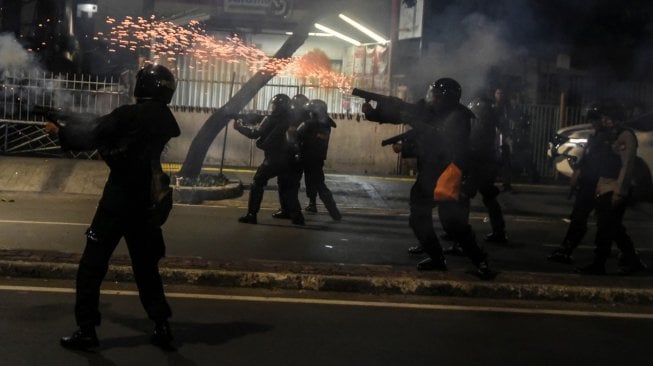 Petugas menembakan gas air mata saat membubarkan massa yang masih bertahan di depan kantor Bawaslu di kawasan Thamrin, Jakarta, Selasa (21/5). [ANTARA FOTO/Muhammad Adimaja]