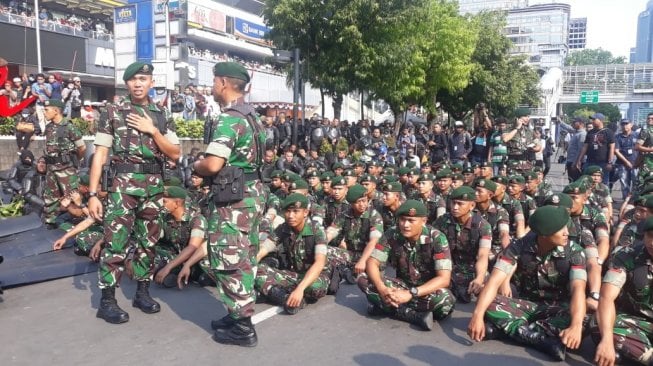 Pasukan TNI kekinian ikut turun ke Jalan MH Thamrin guna menenangkan massa aksi Gerakan Nasional Kedaulatan Rakyat, yang berkerumun di sekitar kantor Bawaslu RI, Rabu (22/5/2019). [Suara.com/Novian Ardiansyah]