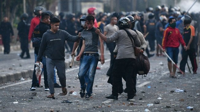 Polisi mengamankan pendemo yang rusuh di Jalan KS Tubun, Jakarta, Rabu (22/5). [ANTARA FOTO/Sigid Kurniawan]