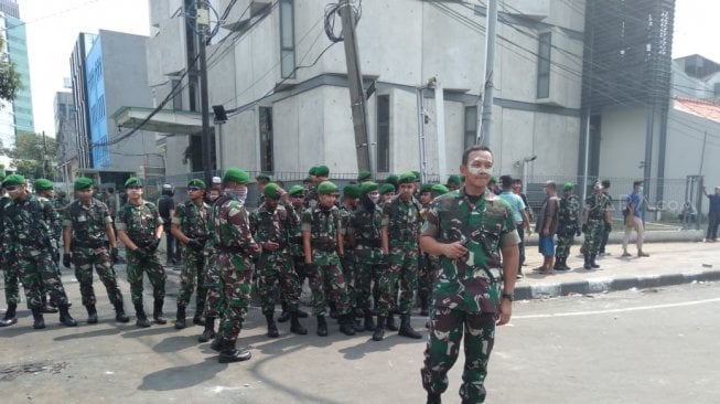 Brimob Istirahat, TNI Ambil Alih Pengamanan di Sekitar Polsek Gambir