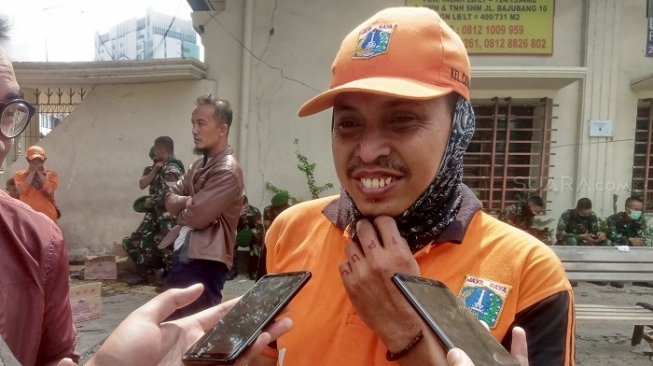 Bertaruh Nyawa, Petugas PPSU Bersihkan Sampah Kerusuhan di Jakarta