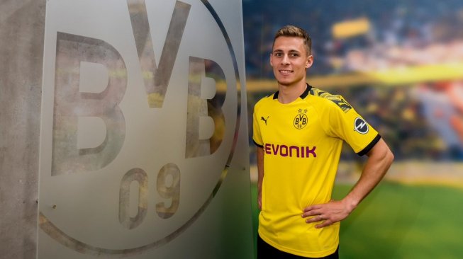 Thorgan Hazard saat diperkenalkan sebagai pemain Borussia Dortmund. [Laman resmi Dortmund]