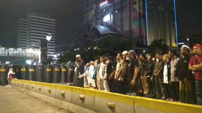 Sempat Lempari Batu saat Polisi Buka Puasa, Massa 22 Mei Tarawih Berjamaah