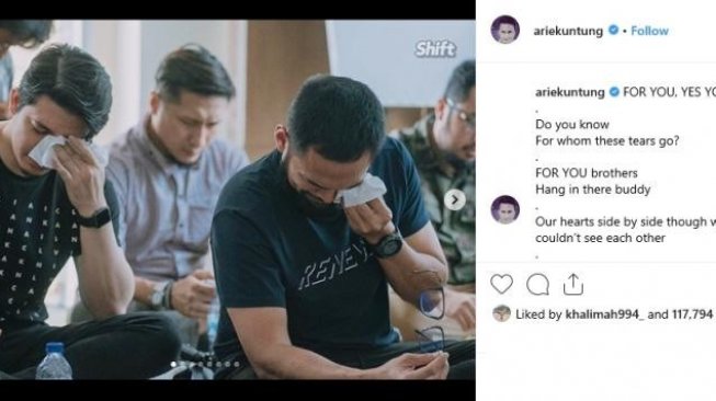 Arie Untung, Irwansyah, Teuku Wisnu menangis untuk para korban yang ikut unjuk rasa di depan Gedung Bawaslu, Thamrin, Jakarta. [Instagram Arie Untung]