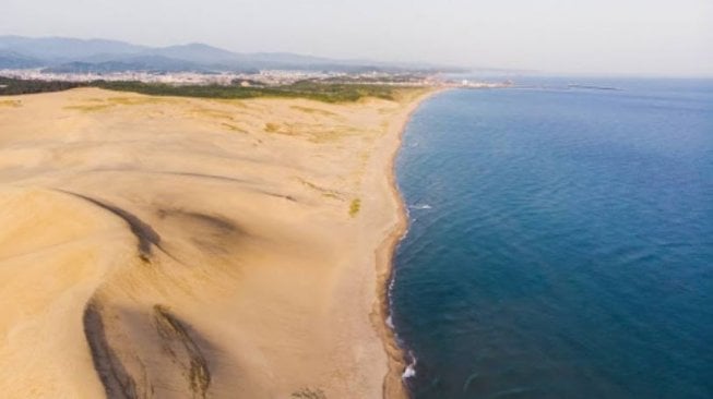 Jepang Larang Turis Corat-coret Pesan di Bukit Pasir Ini, Kenapa?