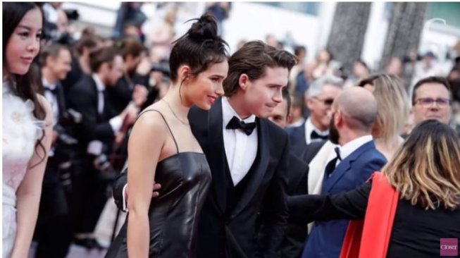 Brooklyn Beckham dan Hana Cross di red carpet Cannes Film Festival. (Youtube/Closer)