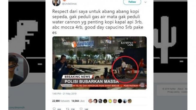 Saat Aksi Demo di Bawaslu, Tukang Kopi Ini Curi Perhatian Warganet