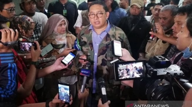 Ambulans Isi Batu, Fadli Zon: Tim Medis Sempat Disuruh Keluar oleh Polisi