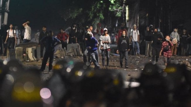 Sejumlah massa menyerang ke arah petugas kepolisian saat terjadi bentrokan Aksi 22 Mei di Jalan Brigjen Katamso, kawasan Slipi, Jakarta, Rabu (22/5/2019). ANTARA FOTO/M Risyal Hidayat/wsj.