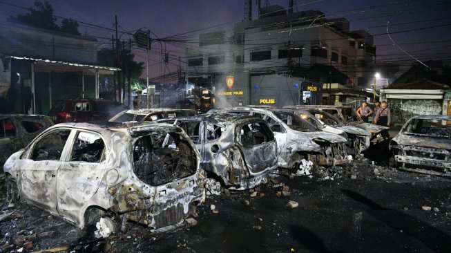 Sejumlah mobil di Asrama Brimob Petamburan, Tanah Abang, Jakarta terbakar setelah diserang demonstran pendukung calon presiden Prabowo Subianto, Rabu dini hari (22/5/2019). [Antara/Sigid Kurniawan]