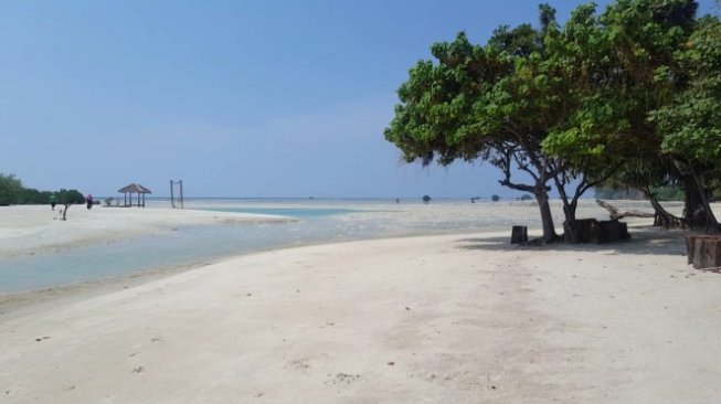 Pantai Pasir Perawan. (Suara.com/Vessy Frizona)