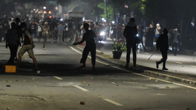 Massa melakukan perlawanan ke arah petugas di depan kantor Bawaslu di kawasan Thamrin, Jakarta, Selasa (21/5). [ANTARA FOTO/Muhammad Adimaja]