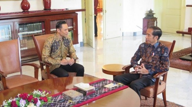 Ketua Kogasma Partai Demokrat, Agus Harimurti Yudhoyono atau AHY bertemu Presiden Joko Widodo (Jokowi) di Istana Bogor, Rabu (22/5/2019). (Suara.com/Ummy Saleh)