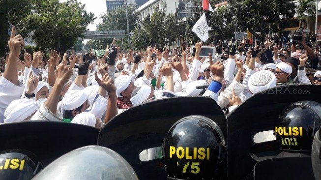 Massa GNKR saat berdemonstrasi di gedung Bawaslu Jakarta. (Suara.com/Novian).