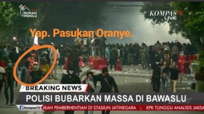 Aksi pasukan oranye bersihkan sisa kerusuhan Jakarta di Kantor Bawaslu (Twitter)