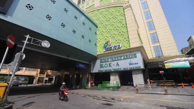 Suasana di pusat perbelanjaan Tanah Abang, Jakarta, Rabu (22/5). [Suara.com/Muhaimin A Untung]